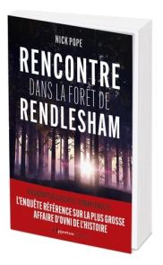 Couverture du livre "Rencontre dans la forêt de Rendlesham" écrit par Nick Pope et publié chez Opportun éditions. Le visuel d'illustration montre une forêt de conifères sombre et mystérieuse, transpercée à l'horizon par une lumière blanche aveuglante. Un 