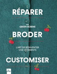 Couverture du livre Réparer, Broder, Customiser par Green Bobine aux Éditions La Plage. L'image montre un gilet vert orné de cerises brodées en relief, illustrant l'art de réinventer ses vêtements.