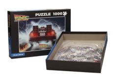 Boîte du puzzle 1000 pièces « Back to the Future » représentant la DeLorean en plein voyage temporel, avec le contenu ouvert montrant les pièces emballées.