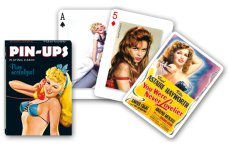 Visuel du jeu de cartes Pin-Ups – Pure Nostalgia, présentant un étui noir illustré d'une pin-up blonde au style rétro, accompagné de trois cartes à jouer représentant des femmes glamour inspirées des affiches vintage des années 1950.